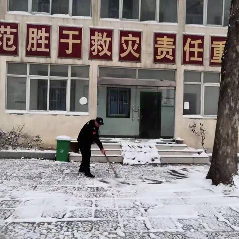 瑞雪兆丰年，除冰破雪保安全。