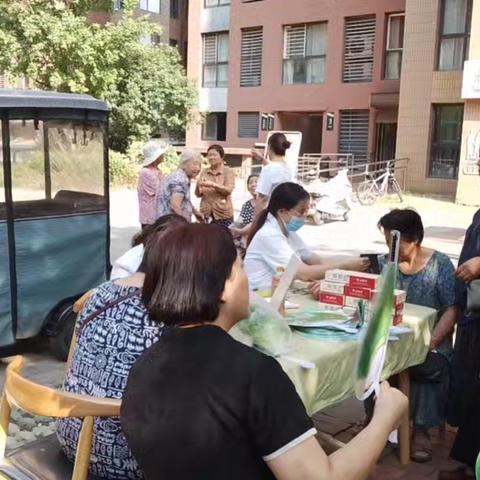 【福芯之家高科绿水东城社区养老服务站】高科绿水东城社区居家养老服务站开展“中医话养生   义剪关爱心”活动