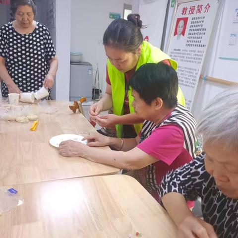 【福芯之家高科绿水东城社区养老服务站】情暖老人心   欢乐过中秋