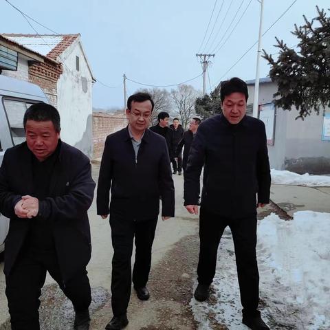 和顺县教育局教育发展中心主任孙璞深入崔家坪村调研督导驻村帮扶工作