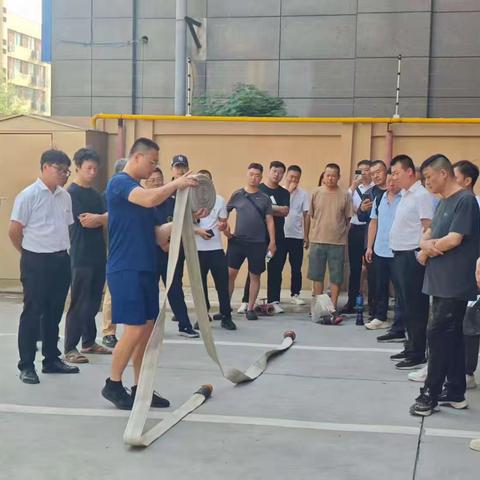 未央路消防救援站开展小区物业消防培训活动