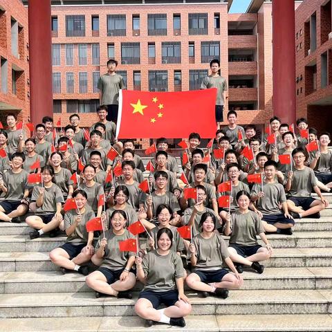 桂阳县甘甜中学国防教育特色班：我和国旗合个影 庆祝新中国75周年华诞