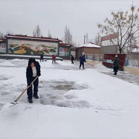 清理积雪为村民出行保驾护航