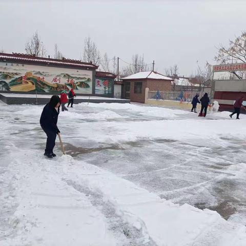 清扫门前雪   畅通暖心路