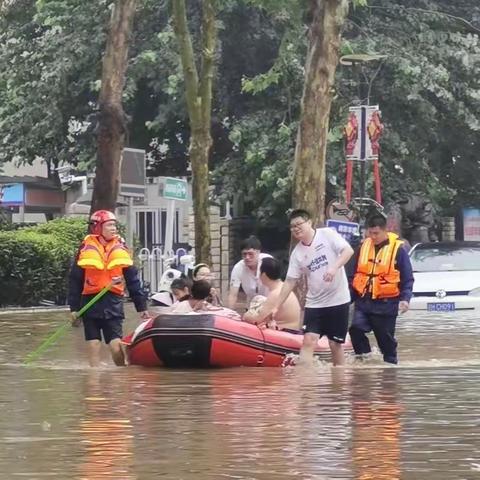 【房山】大雨濯爱 情化风雨护平安