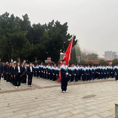 缅怀革命先烈 弘扬爱国精神——郏县新城中学清明节徒步祭英烈 传承爱国志