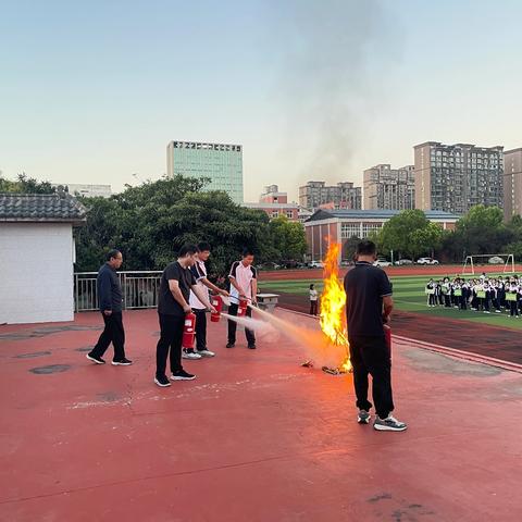 以“演”筑防，以“练”备战——郏县新城中学消防应急疏散演练纪实