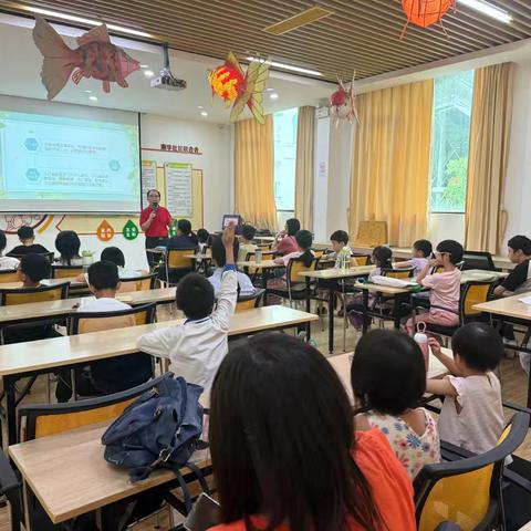热爱生活！提高写作！小记者公益课：为普及青少年媒介素养教育，激发小学生的写作兴趣和创作激情，培养少年热爱生活、关注社会的意识，南华社区联合百漫愉园艺术园于7月20日（周日）下午开展小记者活动