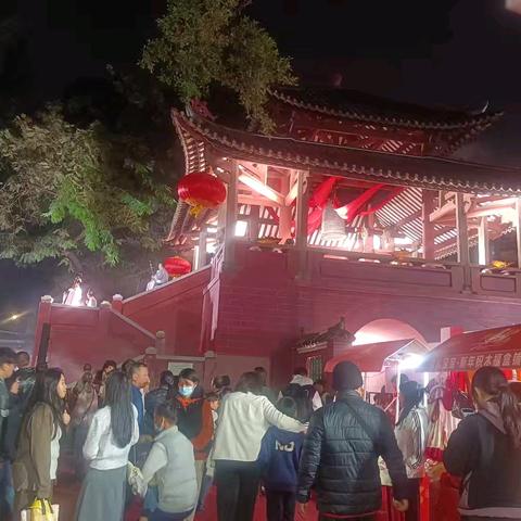 2026年1月1号第一天🌹，顺德大良热闹非凡，重现五百年前的盛世繁华景象。穿越明代钟楼。它不是博物馆里安静的标本，而是一座仍会发声的城市记忆👍🌹