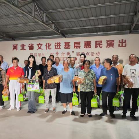 走进铁庄村，慰问子弟兵。