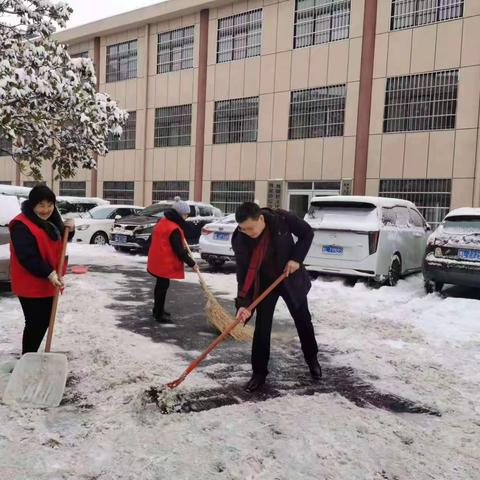 冬日扫雪在行动冒雪除冰暖人心