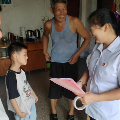 岭背村新时代文明实践站的简篇开展党员上户宣传防溺水安全活动，