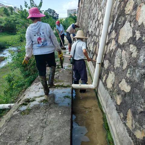 田间地头清淤忙，疏渠保灌惠民生活动