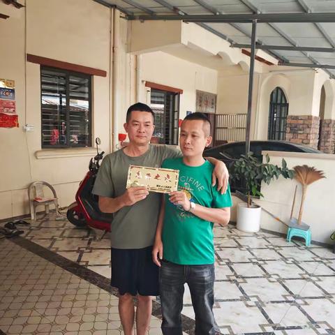 林新村退役军人服务站为辖区退役军人破损更换悬挂“光荣牌”活动