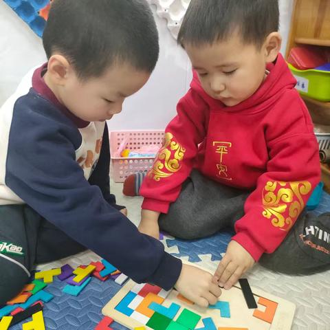 小班益智区观察记录《俄罗斯方块》