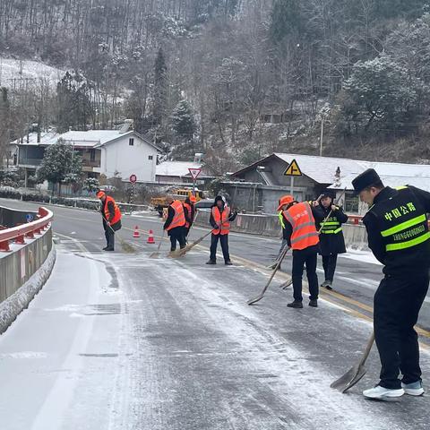 清雪除冰保畅通    为民扫出安全路