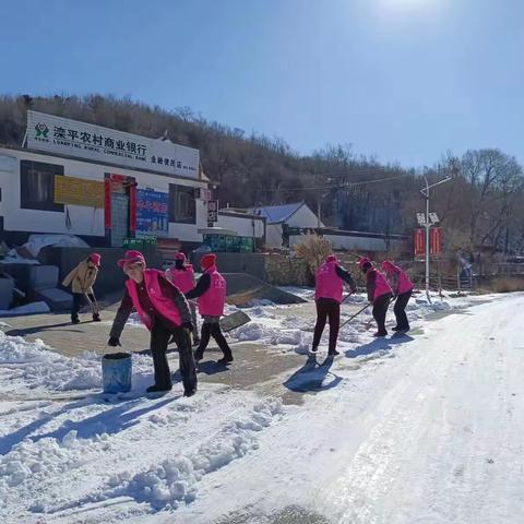 扫雪铲冰暖人心 齐心协力保畅通