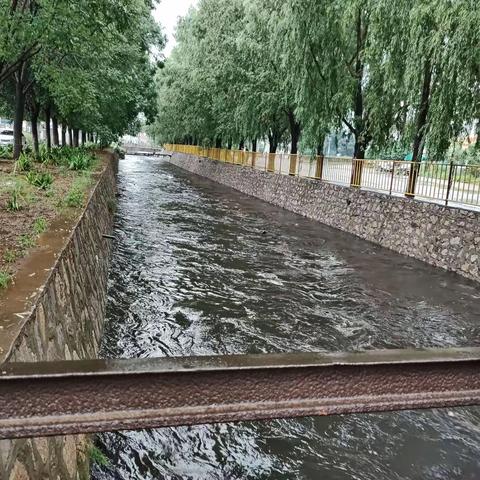 雨中连夜排查村内安全