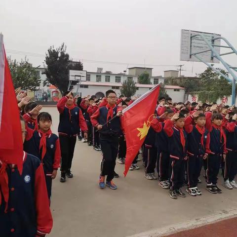 学习二十大，争做好队员——鹿泉区铜冶镇南杜村小学少工委举行2023年少先队建队日入队仪式