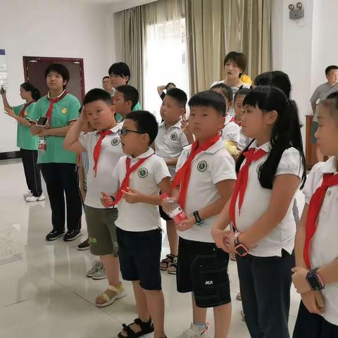 少先队员遵义市文化小学二四大队金鹰小队开展学习实践活动参观学习垃圾处理流程（环保我先行）