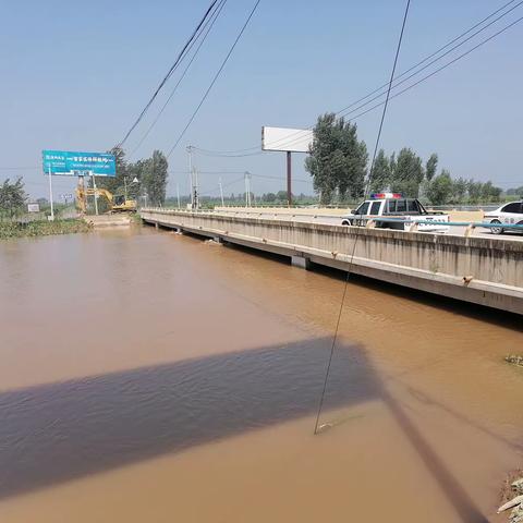 任泽区公路站积极参加防汛工作，昼夜巡查河堤，防止人员溺水