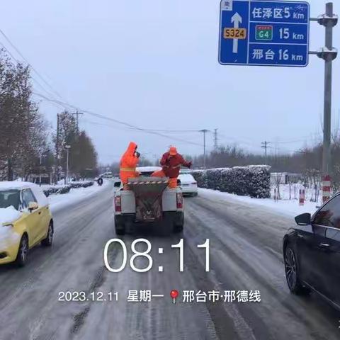 任泽区公路管理站全员上阵，严密组织除雪工作。