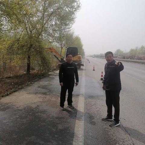 任泽区公路站严密组织大外环路域环境整治