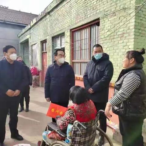 杜岩一行到陆圈镇慰问困难群众