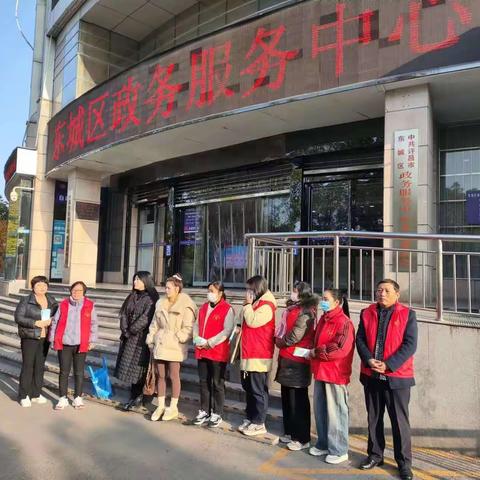 东城区分类办开展垃圾分类进窗口宣传活动