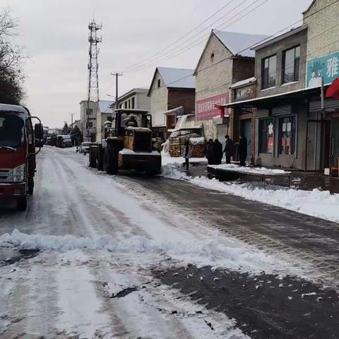 清除道路积雪，方便群众出行