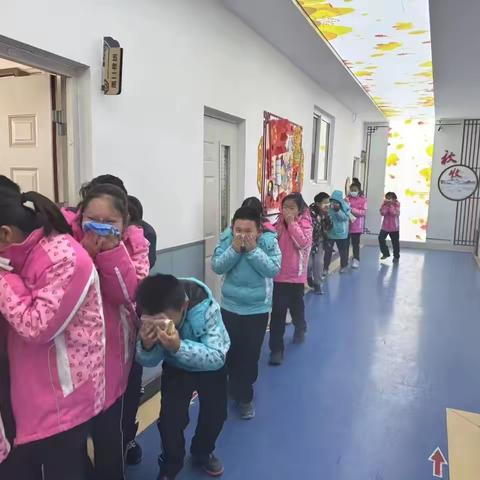 艳粉街社区联合艳粉小学开展消防演练