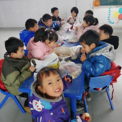 “不负美食，共享快乐”一一红星娃娃乐幼儿园大四班期末美食分享会♥️♥️♥️🎉🎉🎉