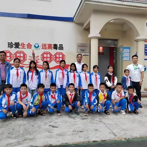 三亚市天涯区布甫小学组织学生参观禁毒展览宣传活动