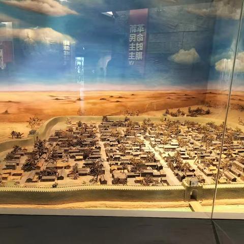 铭记历史，吾辈自强。紫云路小学四年级5班第一、五组雏鹰小队成员一起缅怀革命先烈，传承红色基因。