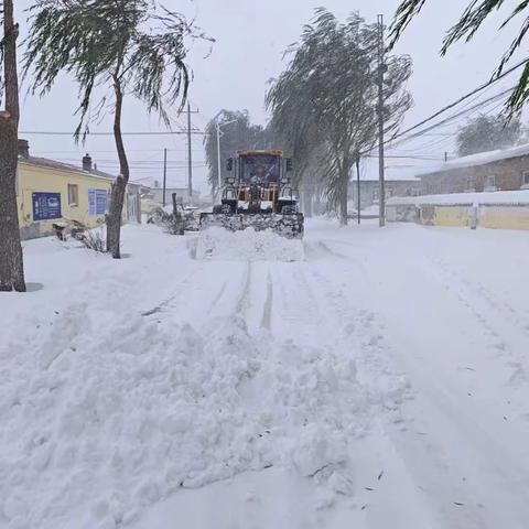 大沁他拉镇迅速行动抗雪保通