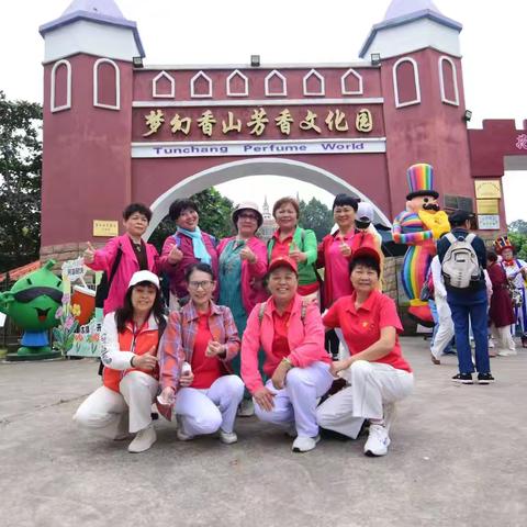 木棉缀香山，姐妹共清欢