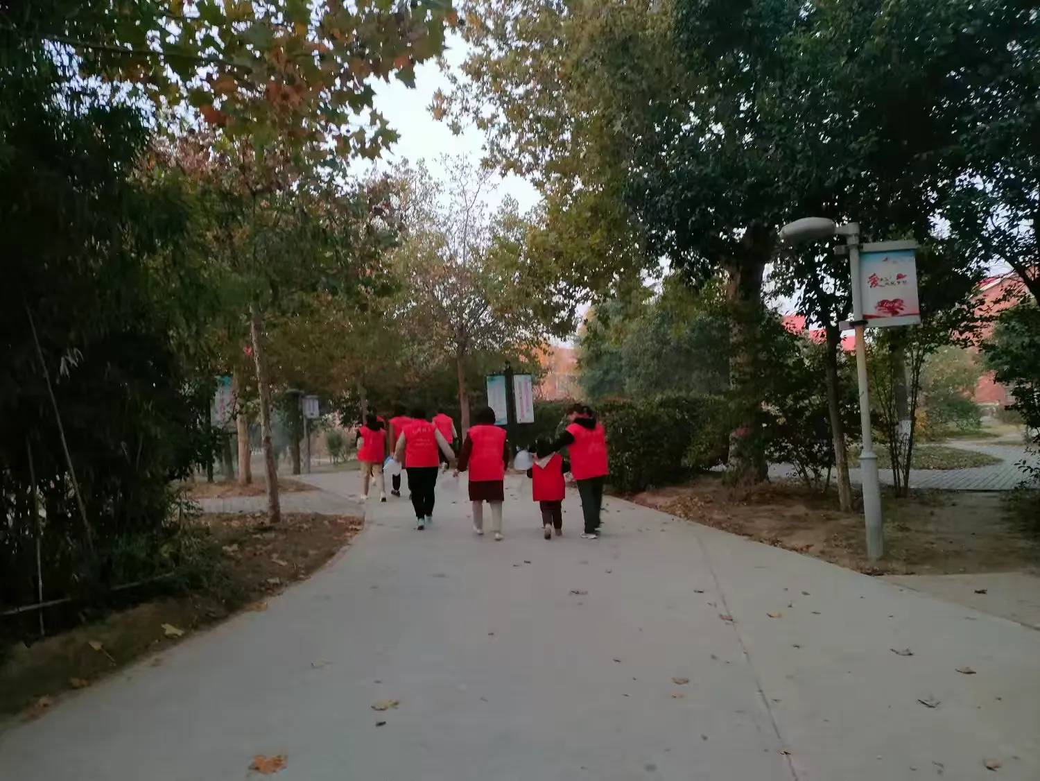 简篇-新乡市传统文化协会封丘代表处“为文明添光彩”晨捡环保活动(2024年第31期,总第308期)