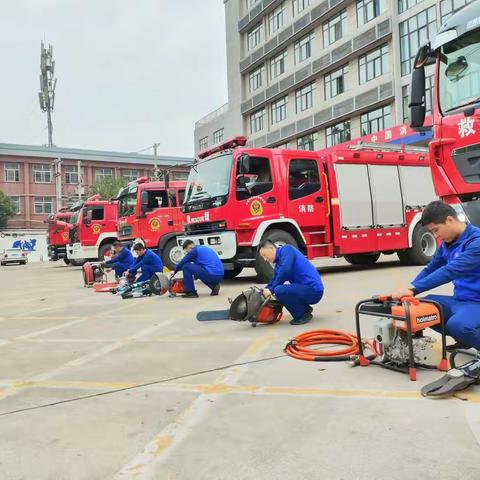 【渭南临渭】解放路消防救援站组织开展车辆装备器材大检查