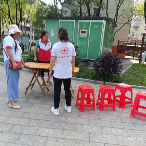 新余红十字服务中心走进公园南村社区爱心志愿服务活动