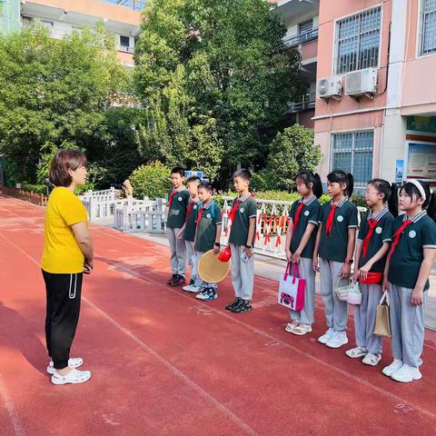 黄河路第二小学“金银花开满园香，黄二绿叶采茶忙”暑期实践活动