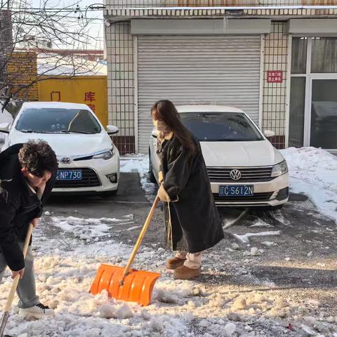 双鞍集团化工公司义工队开展扫雪活动