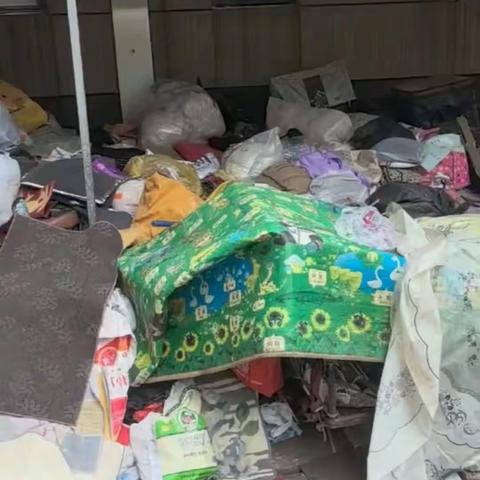 百姓诉求真心办 贴心服务为人民           ——万达社区依托站前街道、新抚区执法局鼎力相助 联合嘉谊物业开展垃圾清理大行动