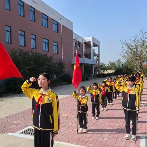 【全环境立德树人】“红领巾爱祖国”严务乡华材希望小学少先队入队仪式