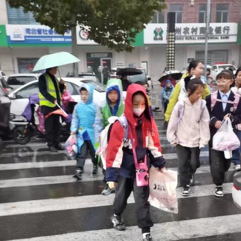 安全护学岗，暖心护成长——三（1）班护学岗执勤实录