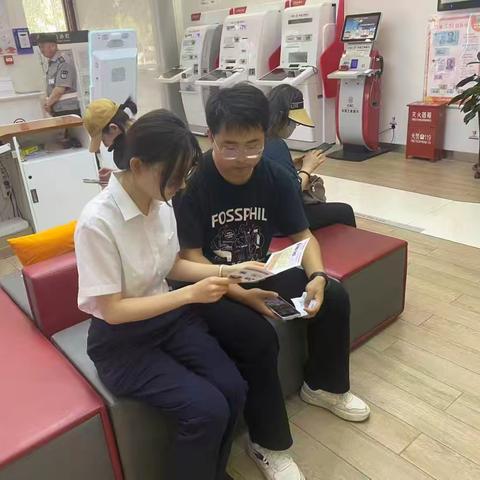 工行银川光华支行积极开展反假币宣传活动