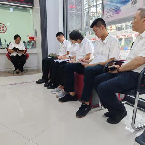 丹江口跃进门支行召开周例会