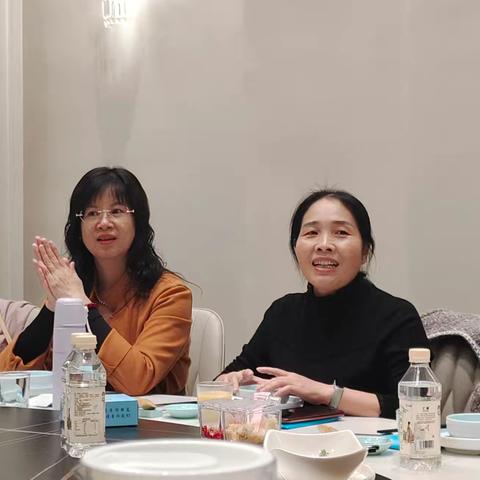 泌路繁花送君别，以心迎新共新篇