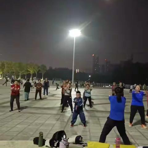 石头小朋友和姥姥共舞欢度双节