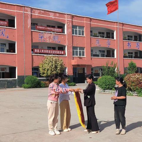 锦旗传递感动，责任激励前行——西老河寨小学家长送锦旗感谢学校和老师对孩子的教导