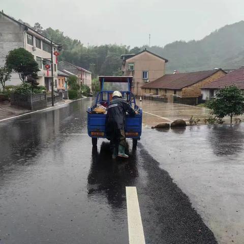 风雨中的坚守：环卫工人的敬业赞歌